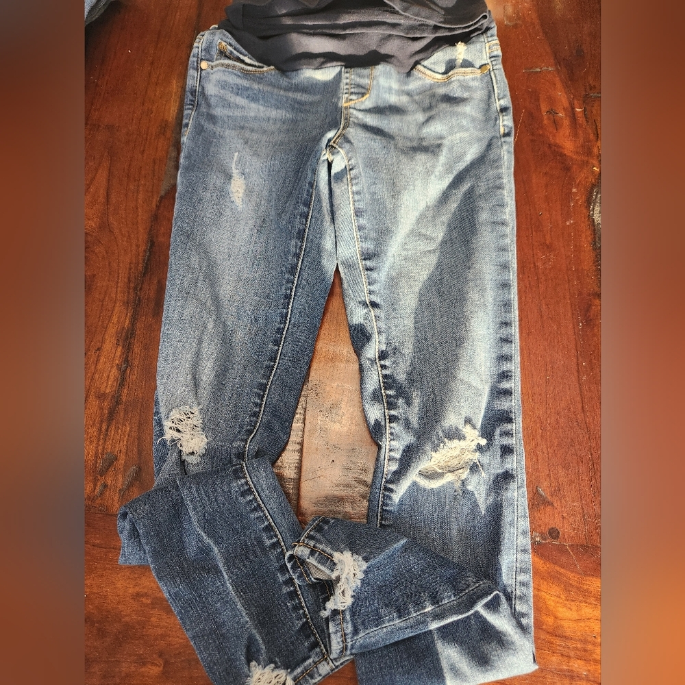 Distressed Lightwash Skinny Jeans